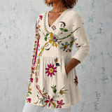 Clara | Lange blouse van linnen met folkloristisch bloemenpatroon en versierde zoom