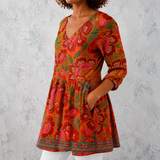 Marion | Lange blouse van linnen met grote folkloristische bloemen en geweven zoom