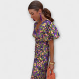 Simona - Elegant jurk met V-hals en pofmouwen