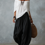 Witte off-shoulder ensemble met flare broek in lantaanstijl