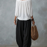 Witte off-shoulder ensemble met flare broek in lantaanstijl