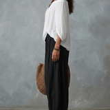 Witte off-shoulder ensemble met flare broek in lantaanstijl